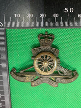 Load image into Gallery viewer, Original Queen&#39;s Crown British Army Officer&#39;s Royal Artillery Bronze Cap Badge
