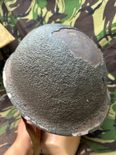 Charger l&#39;image dans la galerie, RARE Original British Army 10th Gurkha Mk4 Turtle Helmet - Head Included
