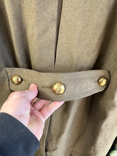 Charger l&#39;image dans la galerie, Original WW2 British Army Officers Private Purchase Greatcoat - Lovely Example
