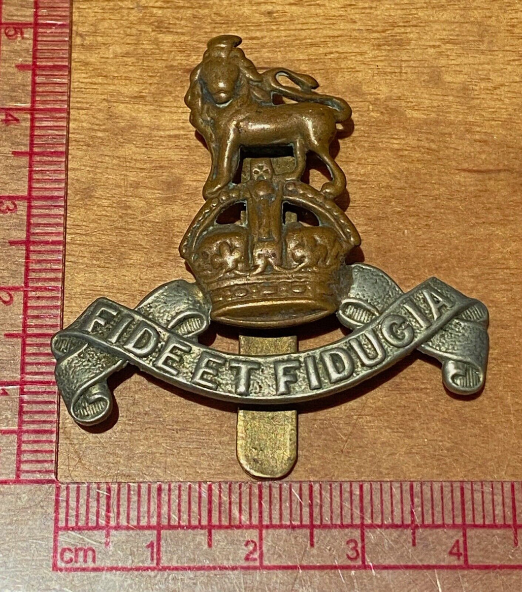 WW1 / WW2 British Army - ARMY PAY CORPS white metal and brass Cap Badge - B20