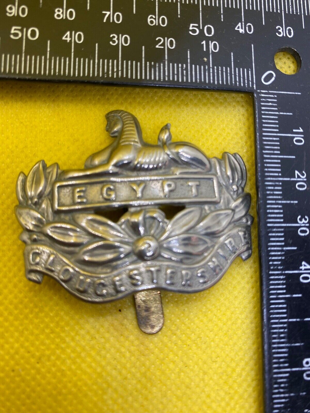 WW1 / WW2 British Army GLOUCESTERSHIRE REGIMENT - White Metal Cap Badge.