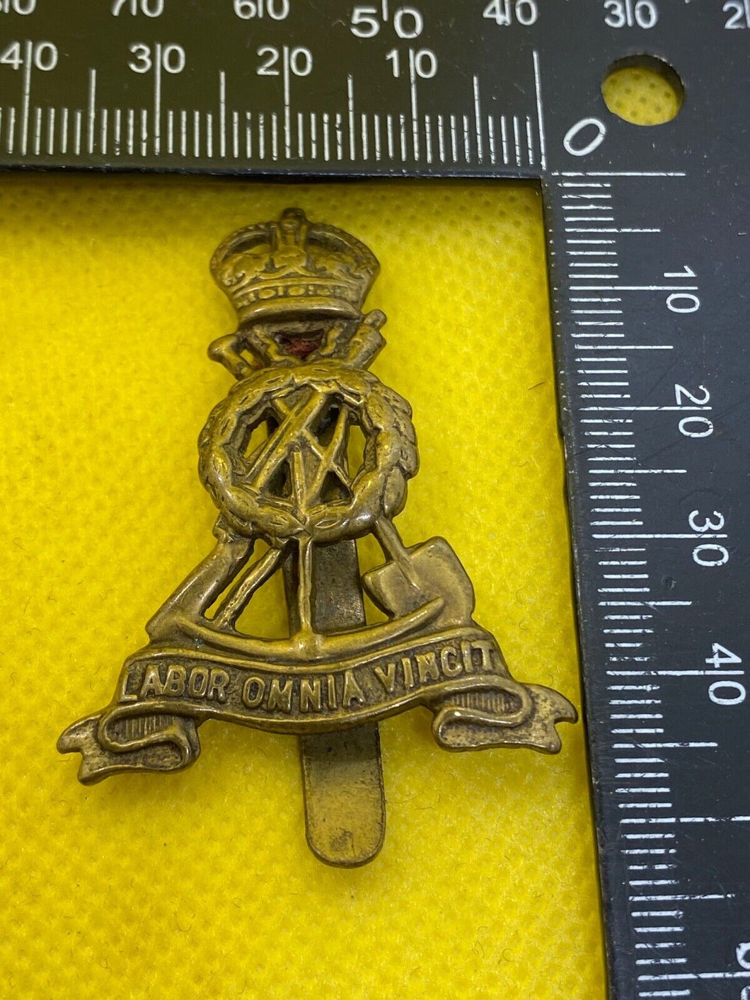 WW1 / WW2 British Army LABOUR CORPS Brass Cap Badge.