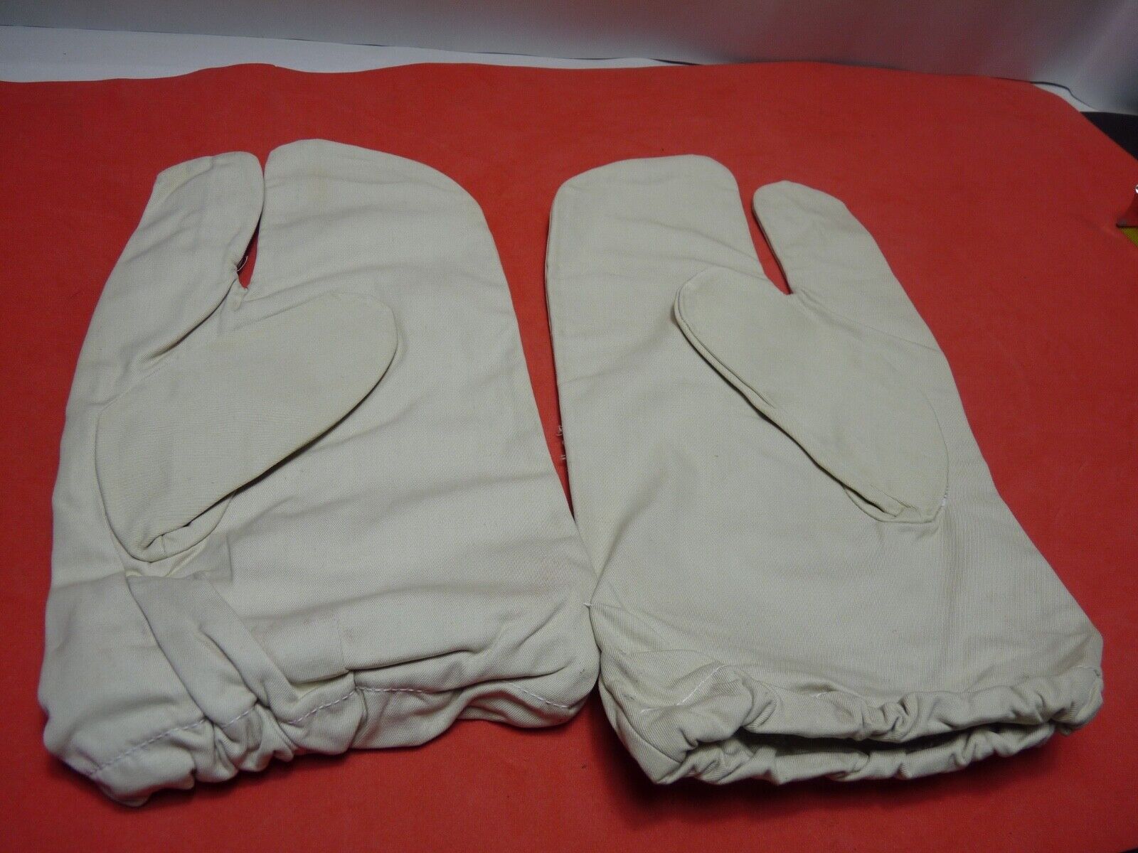 Original WW2 British Army Gunners Winter White Gloves - The Militaria Shop