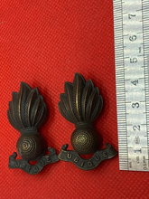 Load image into Gallery viewer, Original WW1 / WW2 British Army Artillery Officers Bronze Collar Badges - Pair
