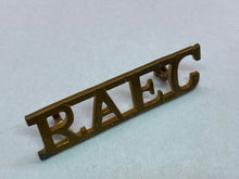 Lade das Bild in den Galerie-Viewer, Original British Army WW1 Royal Army Education Corps RAEC Brass Shoulder Title
