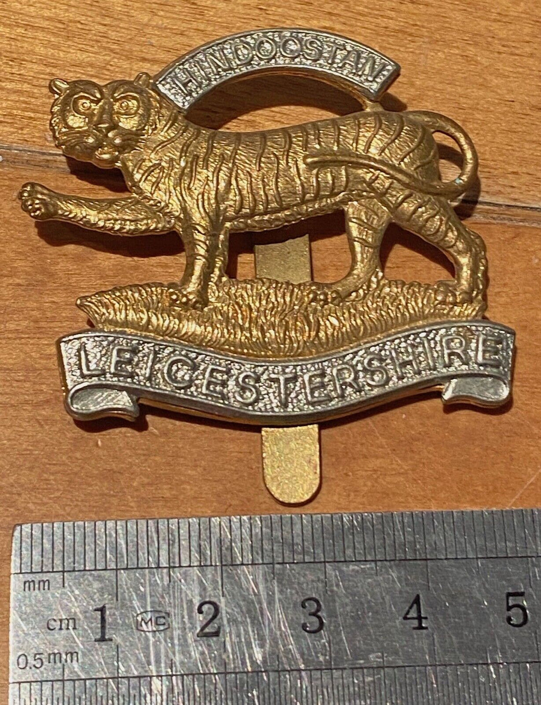 British Army Queens Crown LEICESTERSHIRE REGIMENT bi-metal cap badge with slider - The Militaria Shop