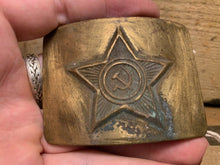 Lade das Bild in den Galerie-Viewer, Genuine WW2 USSR Russian Soldiers Army Brass Belt Buckle - 118
