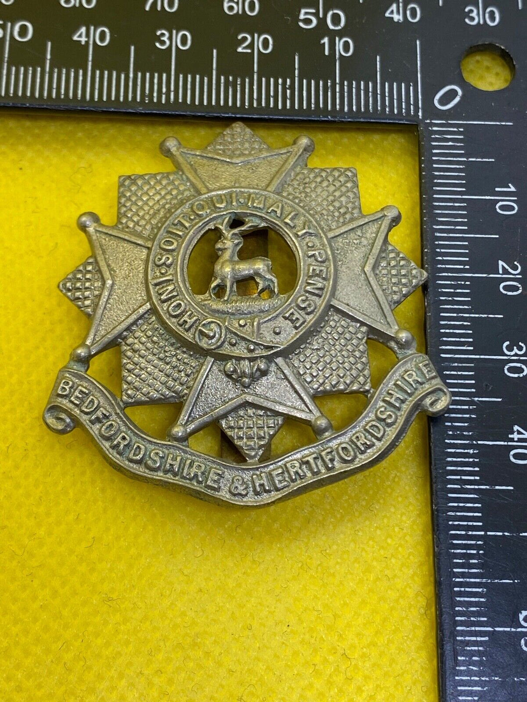 WW1 / WW2 British Army BEDFORDSHIRE & HERTFORDSHIRE White Metal Cap Badge.