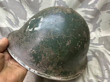 Lade das Bild in den Galerie-Viewer, Originaler Mk3 High Rivet Turtle Helm &amp; Futter der kanadischen/britischen Armee aus dem 2. Weltkrieg 
