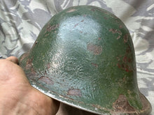 Lade das Bild in den Galerie-Viewer, Originaler Mk3 High Rivet Turtle Helm &amp; Futter der britischen/kanadischen Armee aus dem 2. Weltkrieg 
