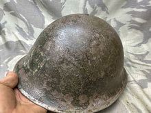 Lade das Bild in den Galerie-Viewer, Originaler Mk3 High Rivet Turtle Helm &amp; Futter der kanadischen/britischen Armee aus dem 2. Weltkrieg 
