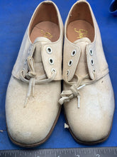 Lade das Bild in den Galerie-Viewer, Original WW2 British Army Women&#39;s White Summer Shoes - ATS WAAF - Size 240s
