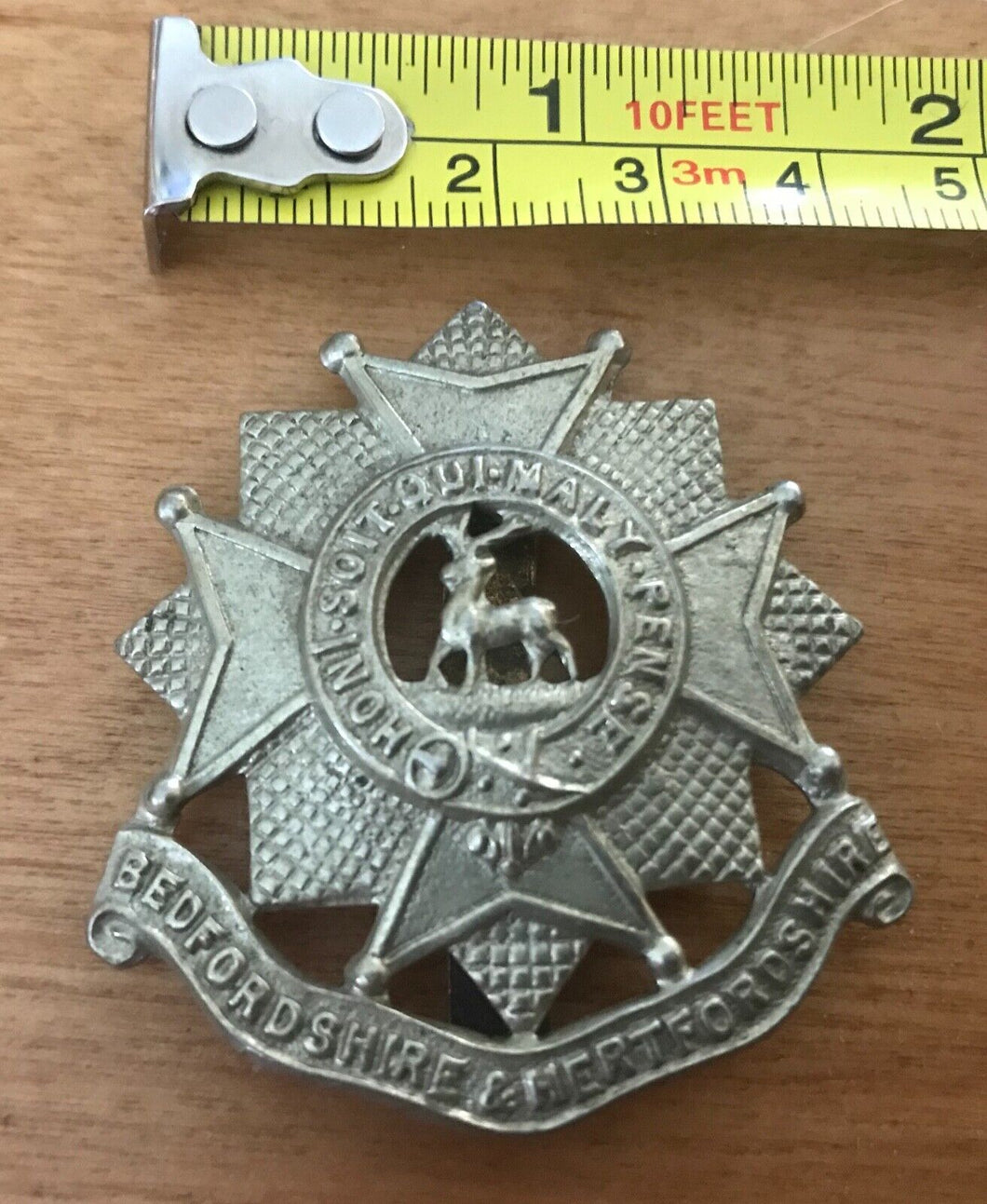 A British Army Bedfordshire and Hertfordshire Regiment cap badge             B2