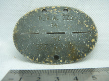 Load image into Gallery viewer, Original WW2 German Army Soldiers Dog Tags - D.V.A. 225 - B6
