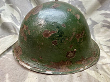 Lade das Bild in den Galerie-Viewer, Originaler Mk3 High Rivet Turtle Helm &amp; Futter der britischen/kanadischen Armee aus dem 2. Weltkrieg 
