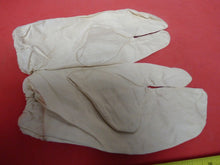 Load image into Gallery viewer, Original WW2 British Army Gunners Winter White Gloves - 1942
