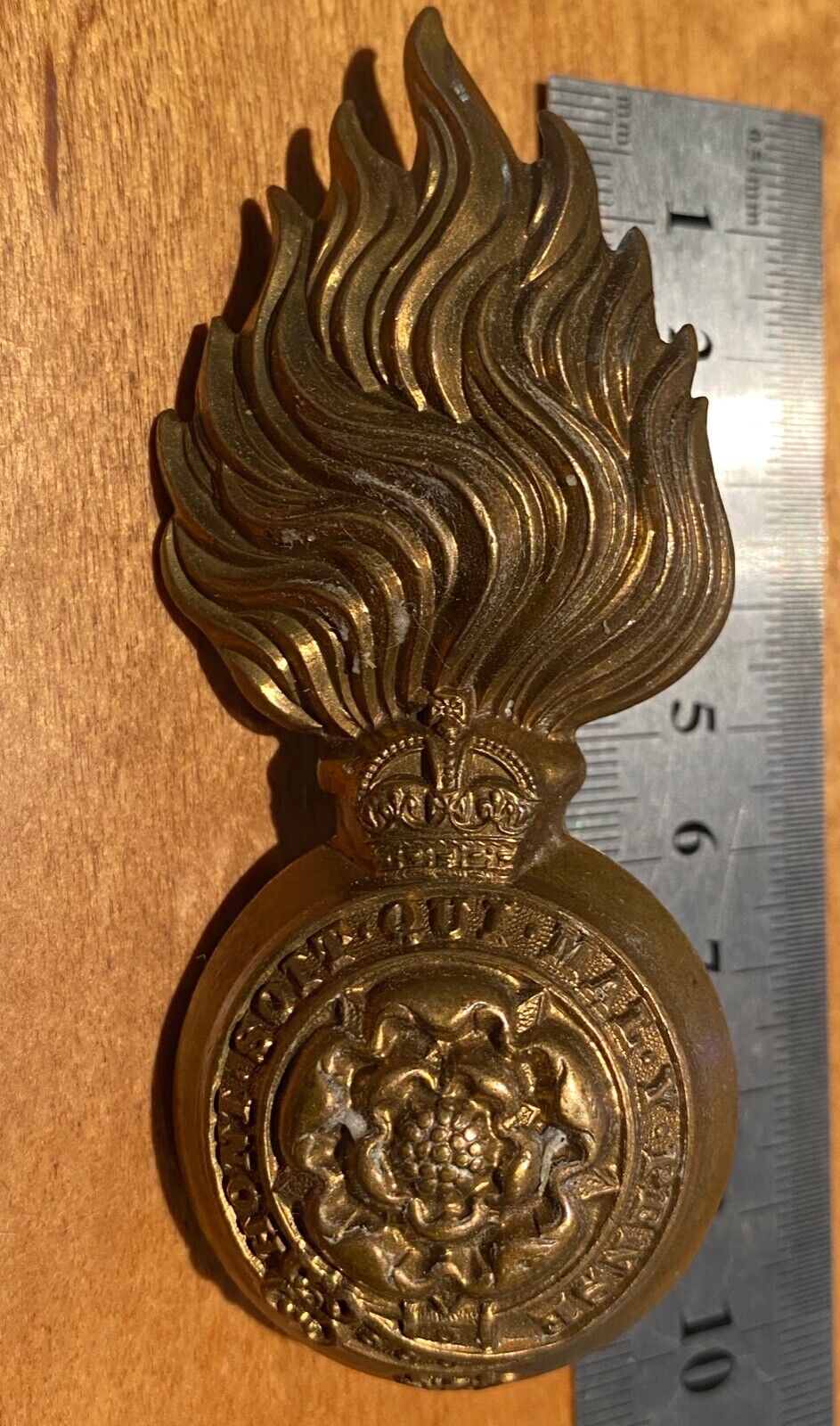 A WW1 / WW2 British Army Royal Fusiliers Busby Badge kings Crown - Superb - B32 - The Militaria Shop