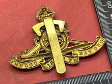 Load image into Gallery viewer, WW1 / WW2 British Army - Royal Artillery Brass Cap Badge.
