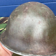 Lade das Bild in den Galerie-Viewer, WW2 Kanadische Armee Mk3 Turtle Helm - Original Helmschale - Hohe Niete 
