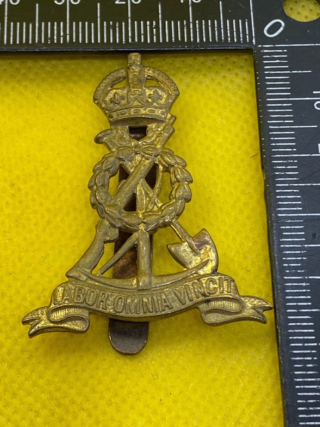 WW1 / WW2 British Army LABOUR CORPS Brass Cap Badge.