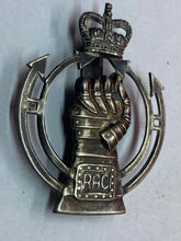 Charger l&#39;image dans la galerie, British Army - Royal Armoured Corps Queen&#39;s Crown Cap Badge
