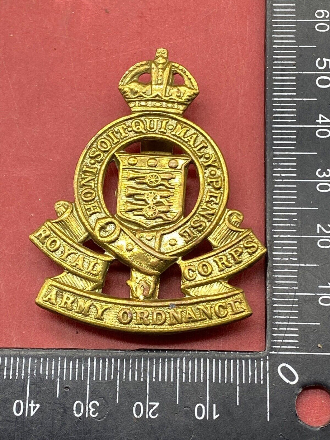 WW1 / WW2 British Army ROYAL ARMY ORDNANCE CORPS Brass Cap Badge.