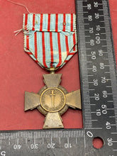 Lade das Bild in den Galerie-Viewer, WW1 / WW2 French Croix du Combatant Medal - Original with Ribbon
