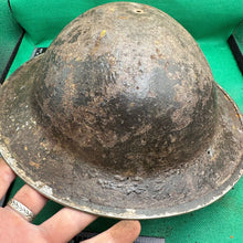 Lade das Bild in den Galerie-Viewer, Britischer Armee-Mk2-Brodie-Helm – Original aus dem 2. Weltkrieg – südafrikanische Herstellung 
