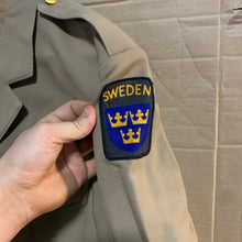 Lade das Bild in den Galerie-Viewer, Swedish Army UN Officers Dress Tunic - 88cm Chest - Ideal for fancy dress
