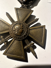 Charger l&#39;image dans la galerie, Original WW1 French Army Croix De Guerre Medal Award - 1914-1917
