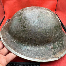 Lade das Bild in den Galerie-Viewer, Britischer Armee-Mk2-Brodie-Helm – Original aus dem 2. Weltkrieg – südafrikanische Herstellung 
