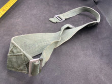 Charger l&#39;image dans la galerie, Original WW2 British Army 44 Pattern Shoulder Strap - 1945 Dated
