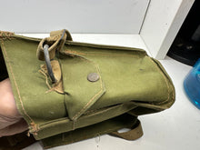 Charger l&#39;image dans la galerie, Original WW2 British Army Assault Light Weight Gas Mask Bag 1945 Dated
