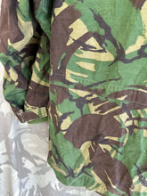 Lade das Bild in den Galerie-Viewer, Original DPM Camouflage-Kittel für gemäßigte Temperaturen der britischen Armee – Brustumfang 40 Zoll
