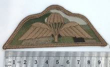 Lade das Bild in den Galerie-Viewer, A good desert camo British Army RAF paratroopers jump qualification badge -- B17

