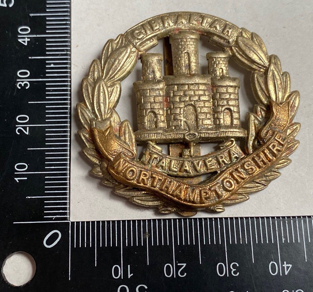 WW1 / WW2 British Army - Northamptonshire Regiment brass and WM cap badge.