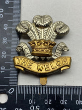 Load image into Gallery viewer, WW1 / WW2 British Army THE WELCH Regiment White Metal &amp; Brass Cap Badge.
