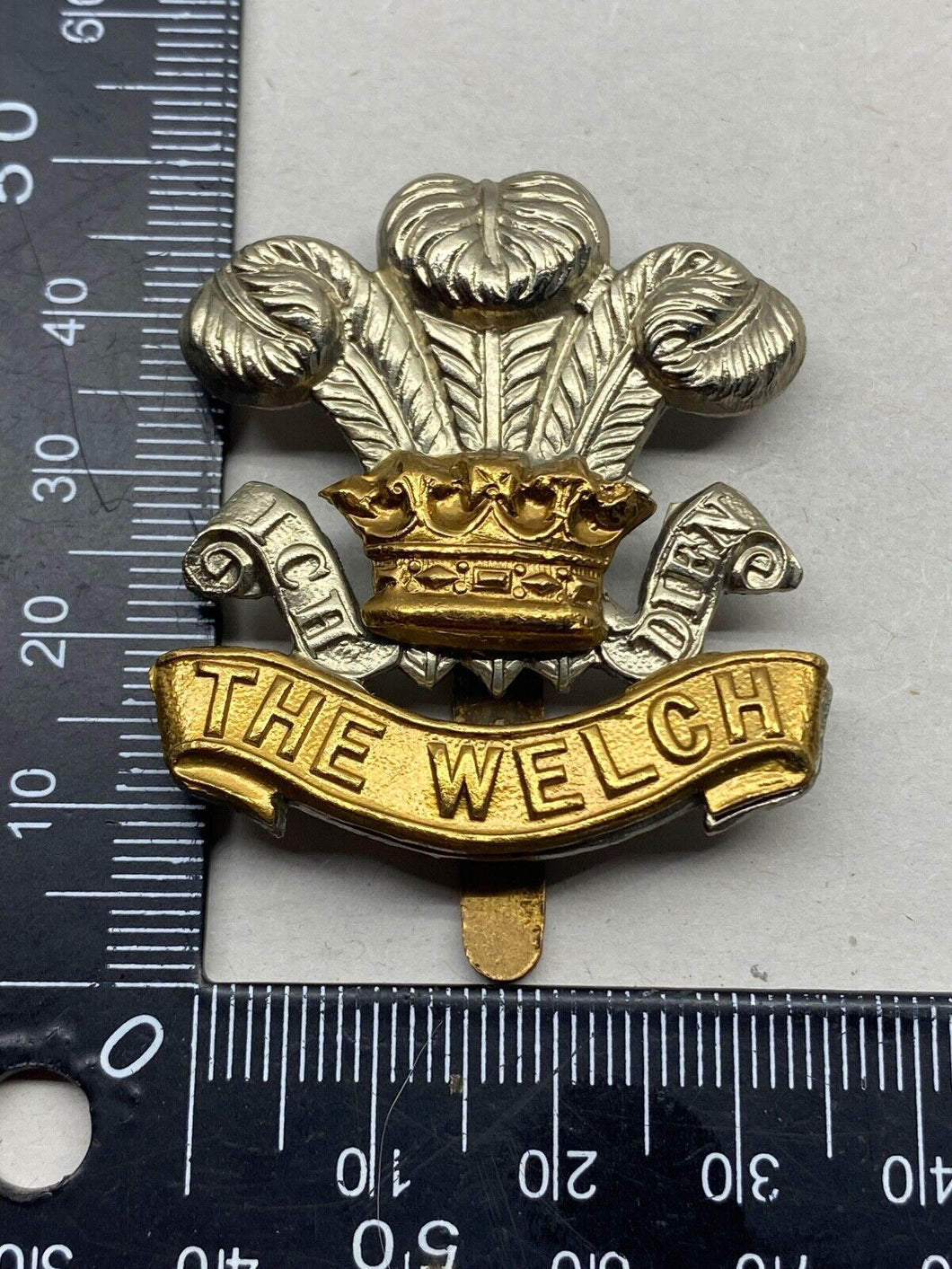 WW1 / WW2 British Army THE WELCH Regiment White Metal & Brass Cap Badge.