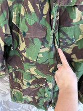 Lade das Bild in den Galerie-Viewer, Original DPM Camouflage-Kittel für gemäßigte Temperaturen der britischen Armee – Brustumfang 40 Zoll
