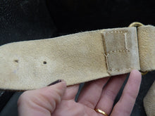 Lade das Bild in den Galerie-Viewer, Original British Army White Buff Leather belt. Used by Guards Regiments
