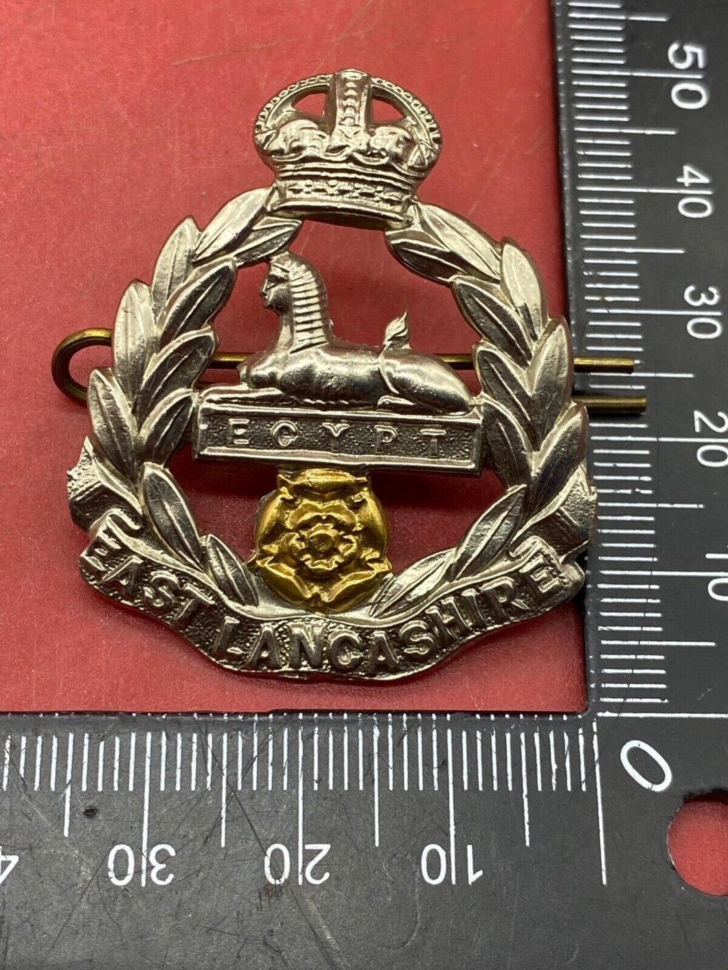 WW1 / WW2 British Army - East Lancashire Regiment White Metal/Brass Cap Badge.