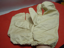 Charger l&#39;image dans la galerie, Original WW2 British Army Gunners Winter White Gloves - 1942
