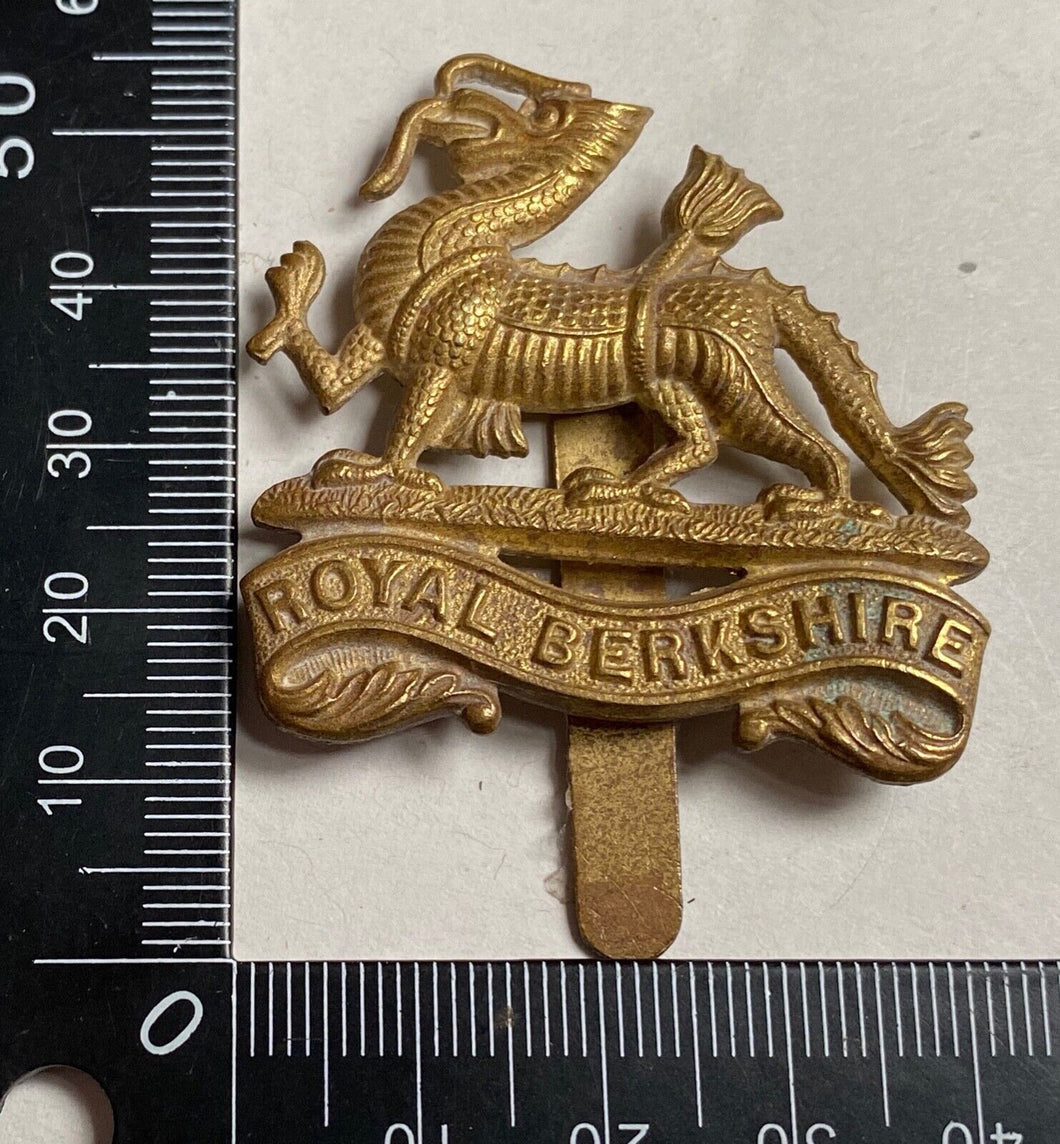 WW1 / WW2 British Army - Royal Berkshire brass cap badge.