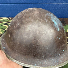 Lade das Bild in den Galerie-Viewer, WW2 Kanadische Armee Mk3 Turtle Helm - Original Helmschale - Hohe Niete 
