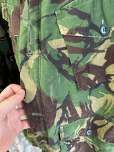 Lade das Bild in den Galerie-Viewer, Original DPM Camouflage-Kittel für gemäßigte Temperaturen der britischen Armee – Brustumfang 40 Zoll
