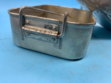 Lade das Bild in den Galerie-Viewer, Original WW2 British Army Soldiers Mess Tin Set - Two Piece - Fold Out Handles
