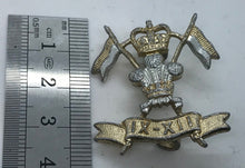 Lade das Bild in den Galerie-Viewer, British Army 9th / 12th Lancers staybrite collar / cap badge  ----- B5
