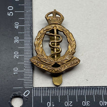 Lade das Bild in den Galerie-Viewer, WW1 / WW2 British Army ROYAL ARMY MEDICAL CORPS Brass Cap Badge.
