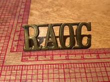Load image into Gallery viewer, A nice WW1 British Army &quot; RAOC &quot; ROYAL ARMY ORDNANCE CORPS brass shoulder title
