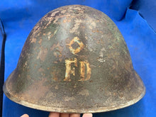 Lade das Bild in den Galerie-Viewer, Original WW2 British Army / Canadian Army Mk3 Turtle Combat Helmet - FD
